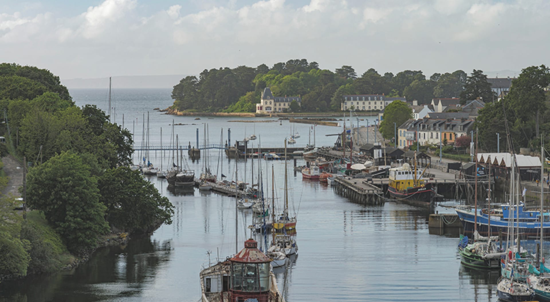Vue depuis la mer sur Douarnenez et la baie, à bord d'un bateau Liamm Océan