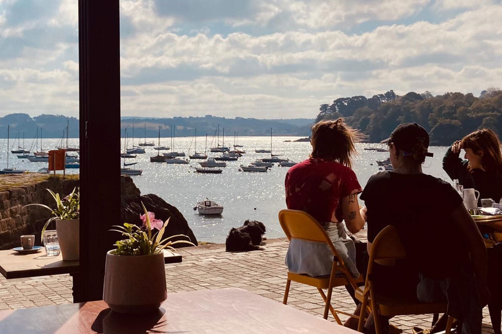 Terrasse de restaurant avec vue sur le port de Rosmeur à Douarnenez, Finistère