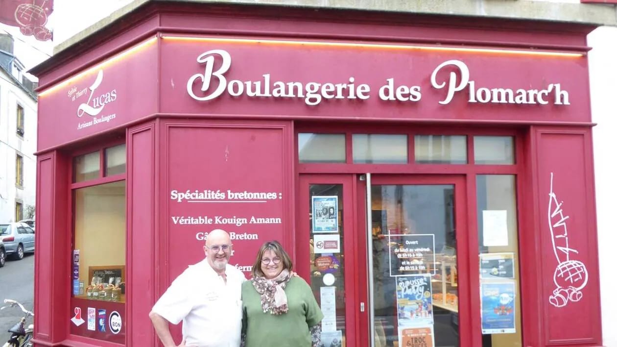 Kouign-amann et pains artisanaux dans une boulangerie de Douarnenez, Finistère