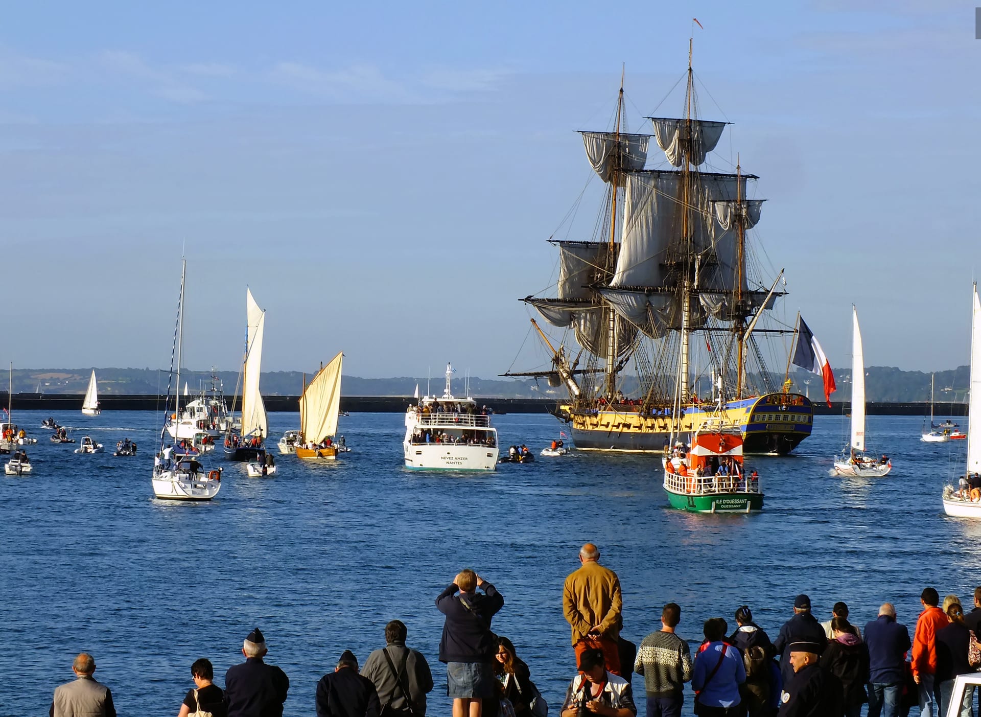 La baie de Douarnenez vue depuis la mer, avec l'Île Tristan et les maisons colorées du port du Rosmeur