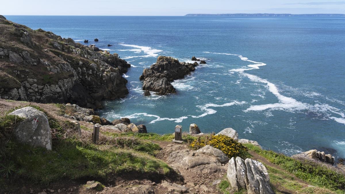 Sentier des Plomarc'h Douarnenez : falaises et baie vue depuis le GR34